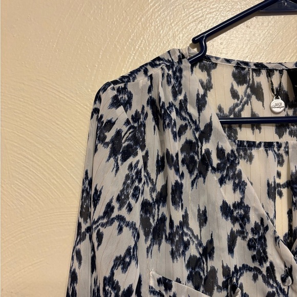 BKE Blue and White Patterned Blouse - Picture 5 of 7